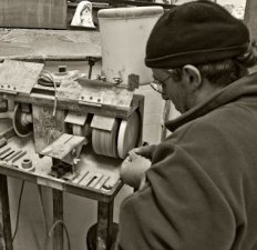 Scalpellini al lavoro nella Bottega