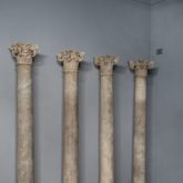 Maestranze fiorentine, Otto colonne con capitelli istoriati