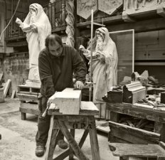 Scalpellini al lavoro nella Bottega