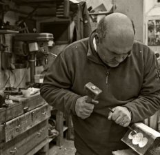 Scalpellini al lavoro nella Bottega